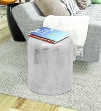 Hocker/Beistelltisch aus gehämmertem Aluminium Silbern